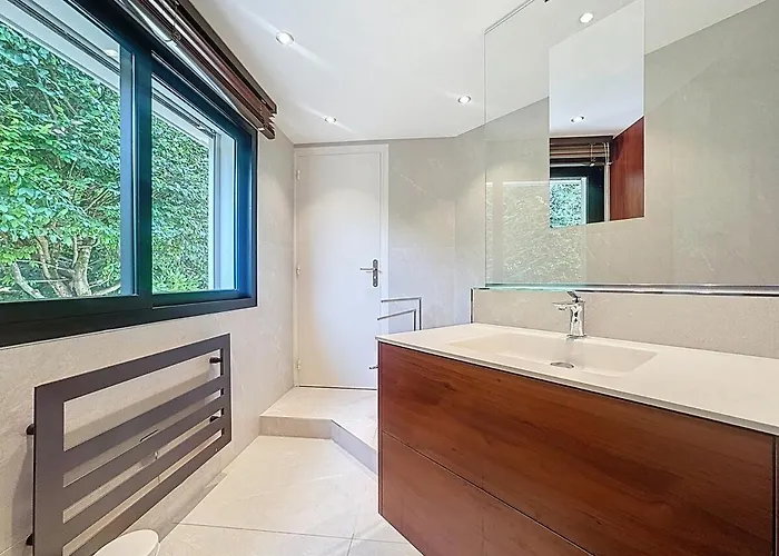 Azur - Elegante Et Detente *